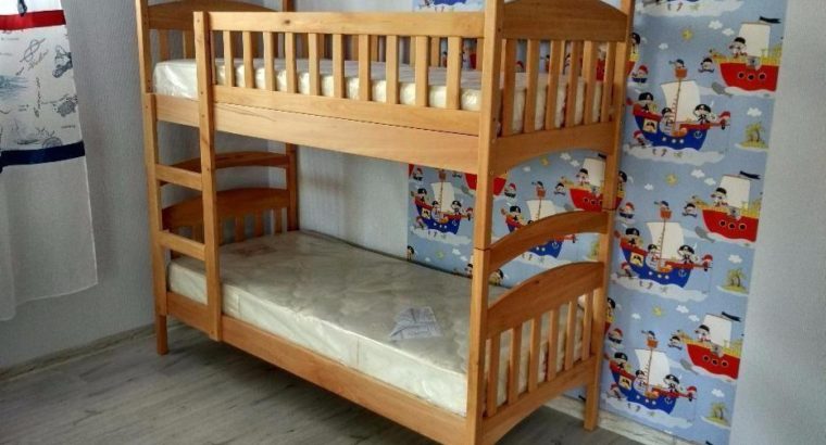 Двухъярусная кровать Карина с ящиками и матрасами.