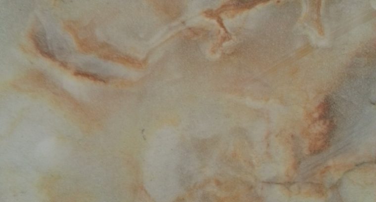 Оникс желто-персиково цвета. Рисунок этого камня насыщен пятнами и вкраплениями