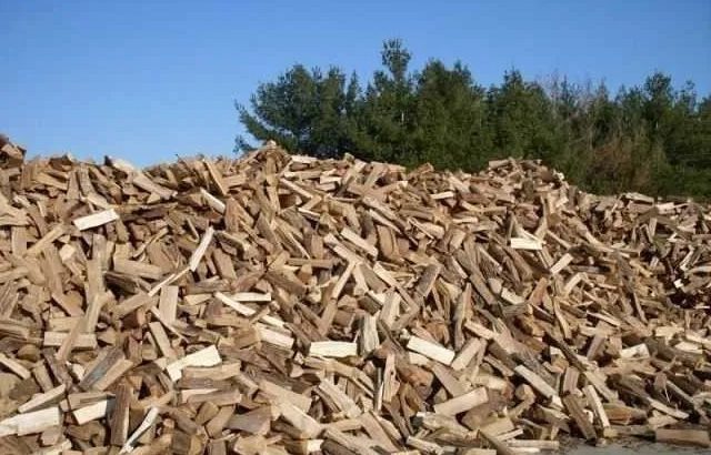 Колоті дрова для опалення
