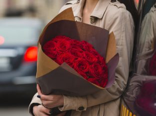 25 червоних троянд — класичний та вишуканий подарунок найближчим