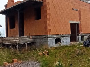 Броварской р. н. с. Рожны недостроенный дом с озером