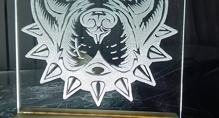 Портрети та картини вирізані на склі