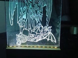 Портрети та картини вирізані на склі