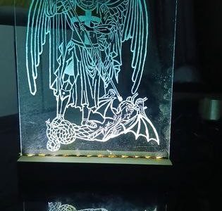 Портрети та картини вирізані на склі