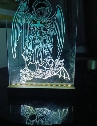 Портрети та картини вирізані на склі